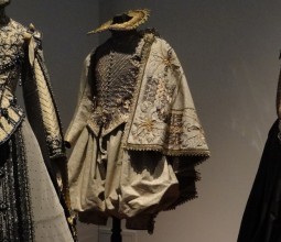 Exposition « Plein les yeux !  Le spectacle de la mode » à la Cité internationale de la dentelle et de la mode de Calais